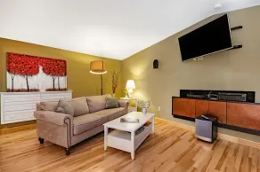 Berkshire Village Carriage House - Super Private!! - Image 4