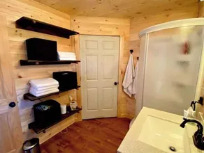 Cabin close to town, private beach, parking & hot tub - Image 3