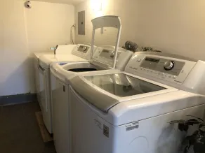Studio confortable à pied du centre-ville, nouveau jacuzzi, foyer, barbecue (D) - Image 2