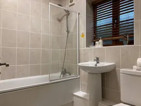 CV225AA 1 Bedroom-Near Rugby School-Ground Floor-WiFi-Self Check In - Image 2