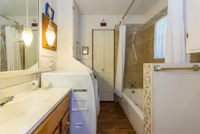 Sherwood Pines Inn -Spacious 2-bedroom at Texoma sleeps up to 8! - Image 2