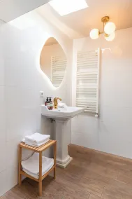 This hotel is a 1 bedroom(s), 1 bathrooms, located in Delft, Zuid-Holland. - Image 3