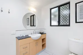 3 Bedroom Apartment in Trinity Beach - Image 3