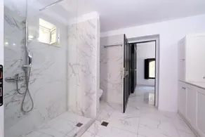 Villa Veneziana – Villa de Luxe en Bord de Mer avec Plage Privée et Piscine - Image 3