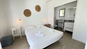 Charming villa in a quiet location with courtyard - Image 5