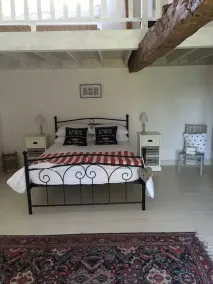 Spacious country retreat in a rural setting with 7.5 acre private wood - Image 5