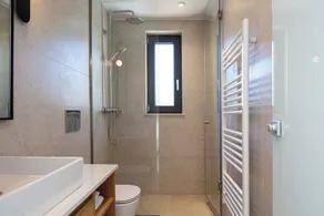 Appartement avec terrasse, piscine privée et jardin | Vue jardin - Image 3