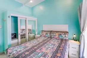 Beachy poolside condo near beach with shared pools & fast WiFi - Image 5