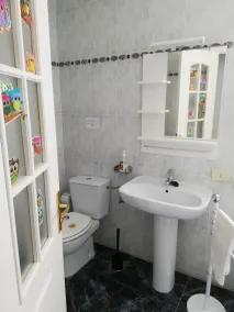Appartamento spazioso e luminoso con 3 camere da letto, soggiorno con cucina / sala da pranzo e 1 bagno. - Image 3