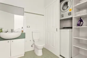 Spacious 2-Bed Townhouse with a Lush Courtyard - Image 3