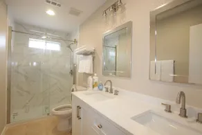 Lake view, Spacious 5 bedrooms, big lot, sleep 18 - Image 3