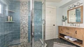 Beautiful new home, professionally decorated with pool close to town and beach - Image 5