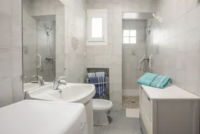 Holiday Apartment \"Location La Londe\" with Private Garden & Wi-Fi - Image 2