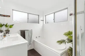 Seven Mile Beach House - Surf, Hike, Golf - Image 3
