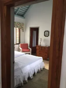 Hidden gem in Runaway Bay! Best location, stunning, private - Image 5