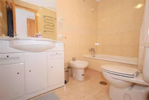 Gemütliche Wohnung im zweiten Stock mit großem Pool - Image 2
