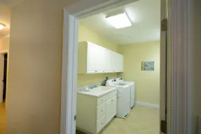 Ce luxueux condo haut de gamme de 4 chambres avec connexion Wi-Fi gratuite et piscine extérieure est situé dans le centre-ville, sur l'eau de la baie et à quelques pâtés de maisons de la plage! - Image 2