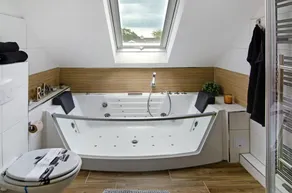 Tautraum Suite mit Whirlpool und grünem Ausblick - Image 3