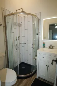 BEAUTIFULLY RENOVATED HOME WITH YARD. WE ARE PET FRIENDLY. - Image 2
