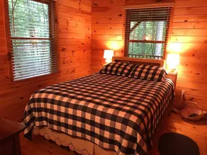 Cozy Cabin with Fireplace, 2 Bedrooms & 2 Queen Size Couch Beds! - Image 4