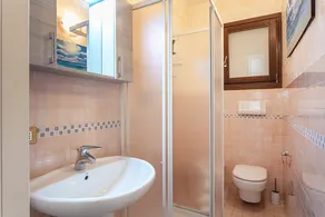 Central Apartment with Garden, Terraces & Wi-Fi Near Beach - Image 2