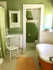 Charming summer cottage, steps to town and Shorepath! Sleeps 10 - Image 5