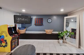 The Majestic - Fast Wi-Fi - Multi TVs - Pvt Parking - Arcade - Stocked Kitchen - Image 4