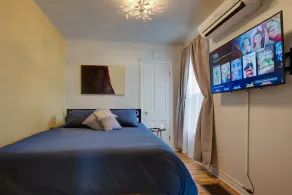 Pet-Friendly Downtown Escape: Fully Fenced Yard, Fire Pit, BBQ & Nintendo Switch - Image 3