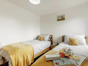 2 bedroom accommodation in Newnham - Image 5