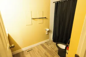 City 2 bedroom townhome with fireplace - Image 5