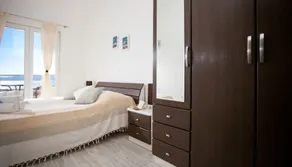Modern vacation apartment with pool and sea view - Image 3