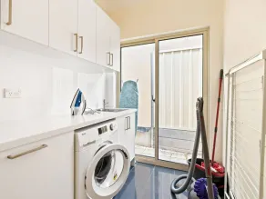 Looking for a spacious home your family or staff will love? This is it! Free, easy parking and simple, straight forward, keyless check in! Linen hire and air-conditioning (heating & cooling) included! - Image 4