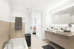 Luxury apartment: air conditioning, swimming pools, heating, gym, fibre optics, garage - Image 3