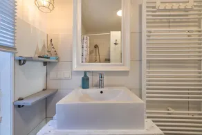 Vacation Home \"Deich Hus\" with Private Terrace, Garden & Wi-Fi - Image 3