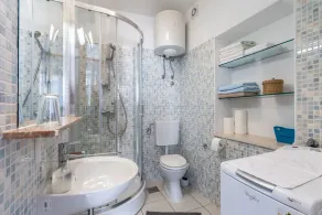 Apartamento para dos personas con balcón y vista al mar Pucisca, Brac (A-15381-a) - Image 2