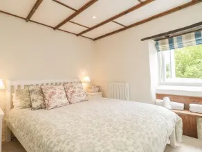 APPLE TREE COTTAGE, pet friendly, with open fire in Shillingstone - Image 5