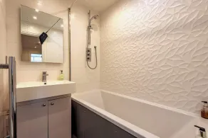 2BR Town Centre with Fast Wi-Fi & + Sleeps 7! - Image 3