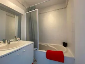 Appartement en résidence avec terrasse et parking - Image 2