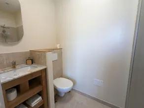 Luxurious 4-Bedroom Apartment with Private Bathrooms, Central Location, and Truffle Experience - Image 4