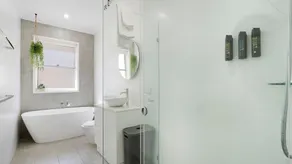 Blue Pacific Apartment 8 - Image 3
