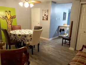 Cozy escape close to downtown, stadiums & parks - Image 4