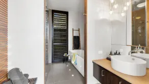 Tree Top House resort style luxury in Fairhaven - Image 4