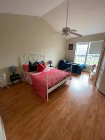 BEAUTIFUL TOWN HOUSE NEAR THE PARKS! AND DOWNTOWN! - Image 5