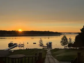 Mysig stuga på Big Star Lake med utsikt över solnedgången och familjen kul! - Image 5
