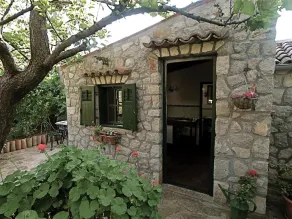 Cozy Pet-Friendly 1BR Apartment for 3 - Image 4