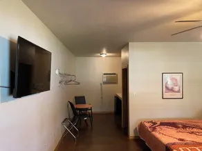 Cozy retreat on the lake - Image 4