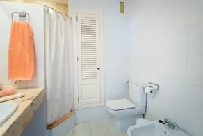 Modern lägenhet med balkong och stor terrass med utsikt över havet - Image 4
