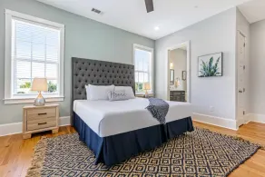 Spacious 5BR Urban Retreat w Balcony & Pool - Image 5