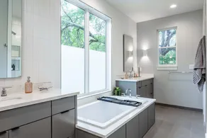Upstay - Pristine Pool Palace - 7min to Rainey St - Image 2