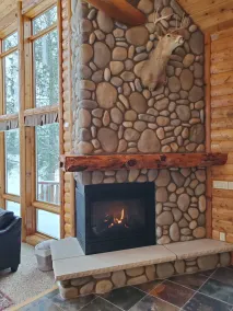 Lakefront secluded mult-family retreat with game room and two cabins. - Image 3
